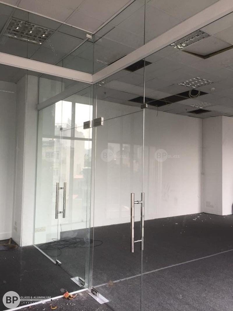 Thi công vách ngăn kính văn phòng tại Trung Yên Plazza